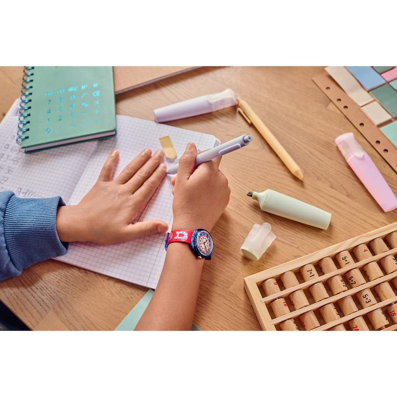 Montre FLIK FLAK Classroom Creations enfant cadran rose bracelet pet recycle rouge - vue porté 2
