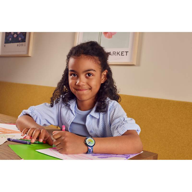Montre FLIK FLAK Classroom Creations enfant cadran noir bracelet pet recycle bleu - vue porté 1
