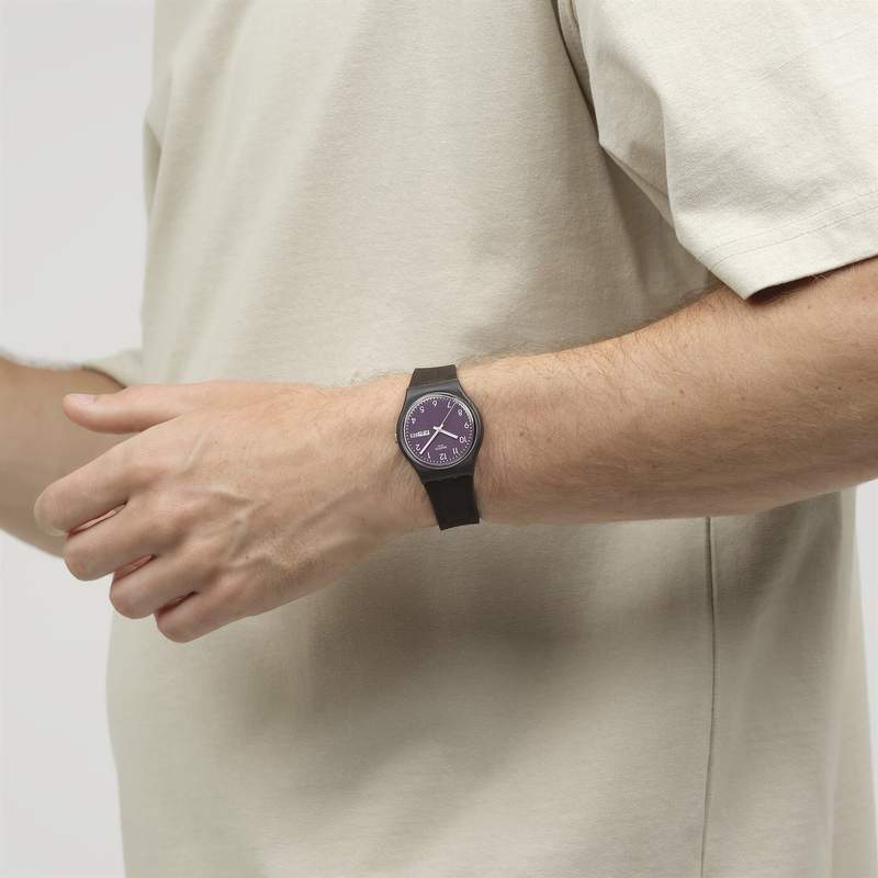 Montre SWATCH essentials mixte bracelet plastique marron - vue porté 2