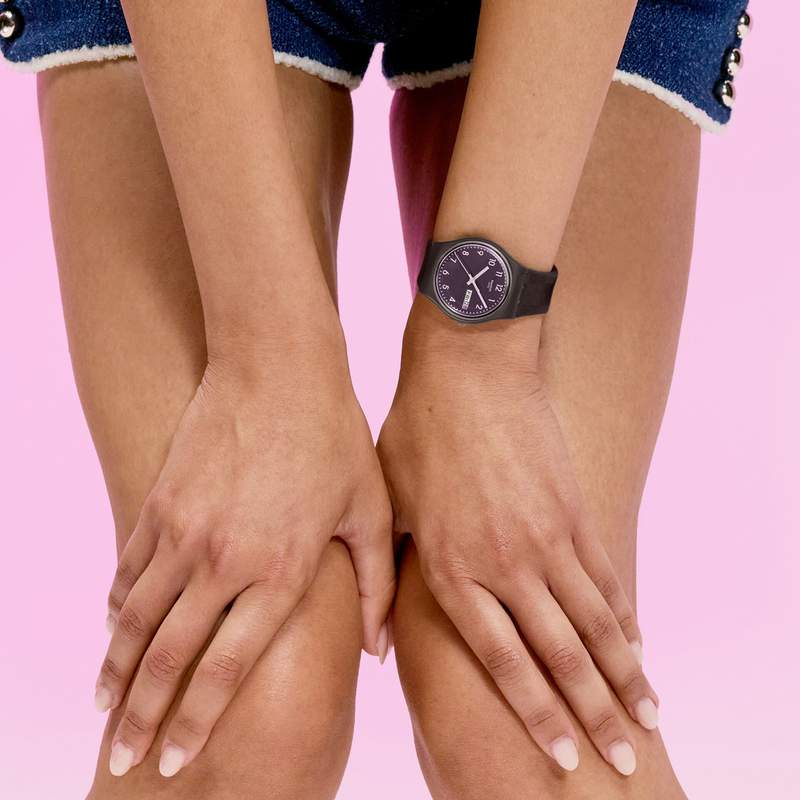 Montre SWATCH essentials mixte bracelet plastique marron - vue porté 3