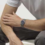 Montre SWATCH essentials mixte bracelet plastique gris - vue porté 2