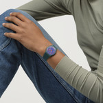 Montre SWATCH essentials mixte bracelet plastique bleu - vue porté 1