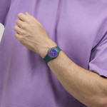Montre SWATCH essentials mixte bracelet plastique bleu - vue porté 2