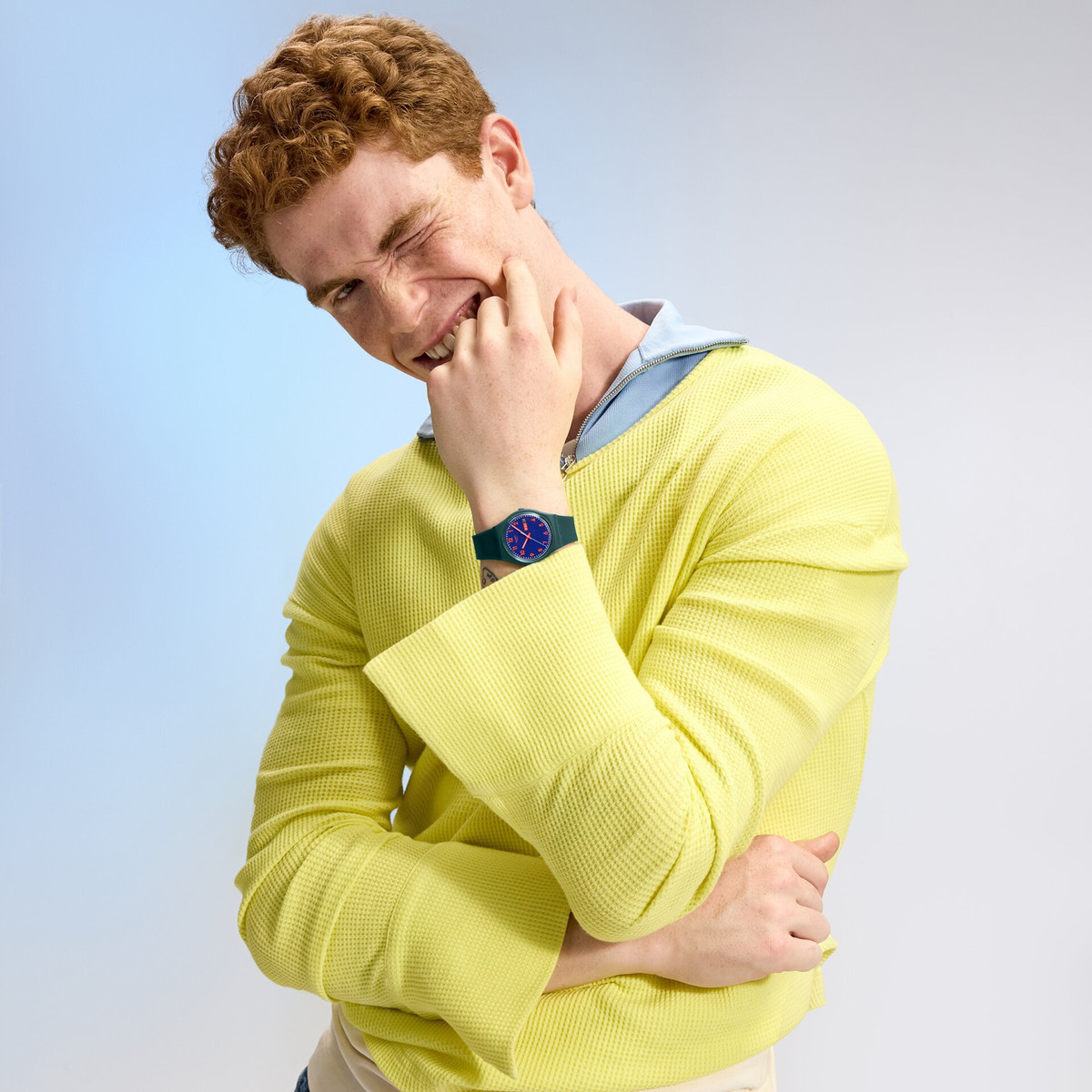 Montre SWATCH essentials mixte bracelet plastique bleu - vue porté 3