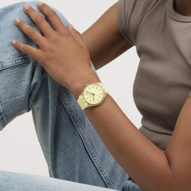 Montre SWATCH essentials mixte bracelet plastique jaune - vue porté 1