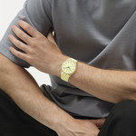 Montre SWATCH essentials mixte bracelet plastique jaune - vue porté 2