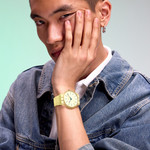 Montre SWATCH essentials mixte bracelet plastique jaune - vue porté 3