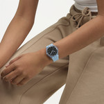 Montre SWATCH essentials mixte bracelet plastique bleu - vue porté 1