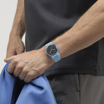 Montre SWATCH essentials mixte bracelet plastique bleu - vue porté 2