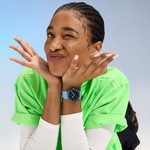 Montre SWATCH essentials mixte bracelet plastique bleu - vue porté 3