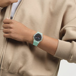 Montre SWATCH essentials mixte bracelet plastique turquoise - vue porté 1
