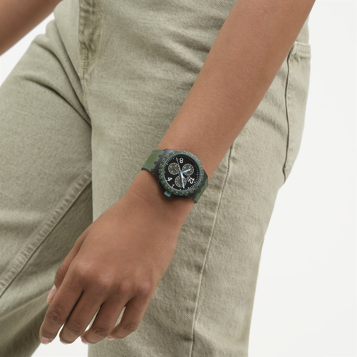 Montre SWATCH essentials mixte bracelet plastique vert - vue porté 1