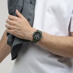 Montre SWATCH essentials mixte bracelet plastique vert - vue porté 2