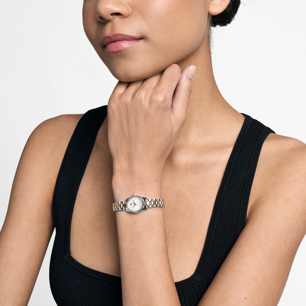 Montre MICHAEL KORS micro lexington femme bracelet acier inoxydable bicolore - vue porté 1