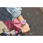 Montre FLIK FLAK FUZE IN PINK enfant cadran rose bracelet silicone rose - vue porté 1