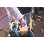 Montre FLIK FLAK FUZE IN PURPLE enfant cadran violet bracelet silicone violet - vue porté 1