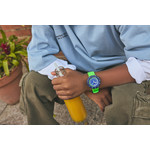 Montre FLIK FLAK NEONBRICK enfant cadran bleu bracelet silicone vert - vue porté 1