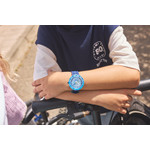 Montre FLIK FLAK BLUEBRICK enfant cadran bleu bracelet silicone bleu - vue porté 1