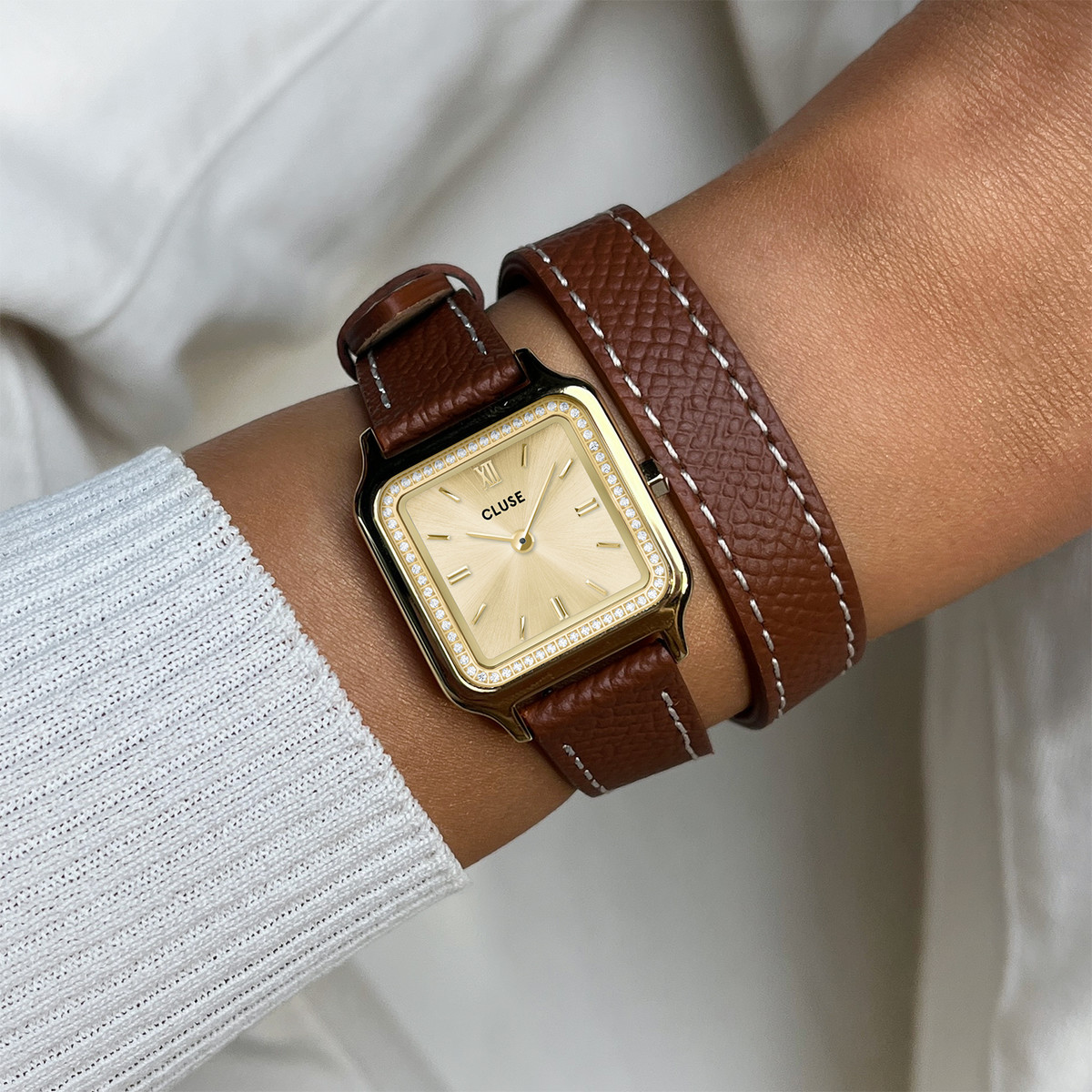 Montre CLUSE GRACIEUSE PETITE Femme cadran doré bracelet cuir marron - vue porté 1