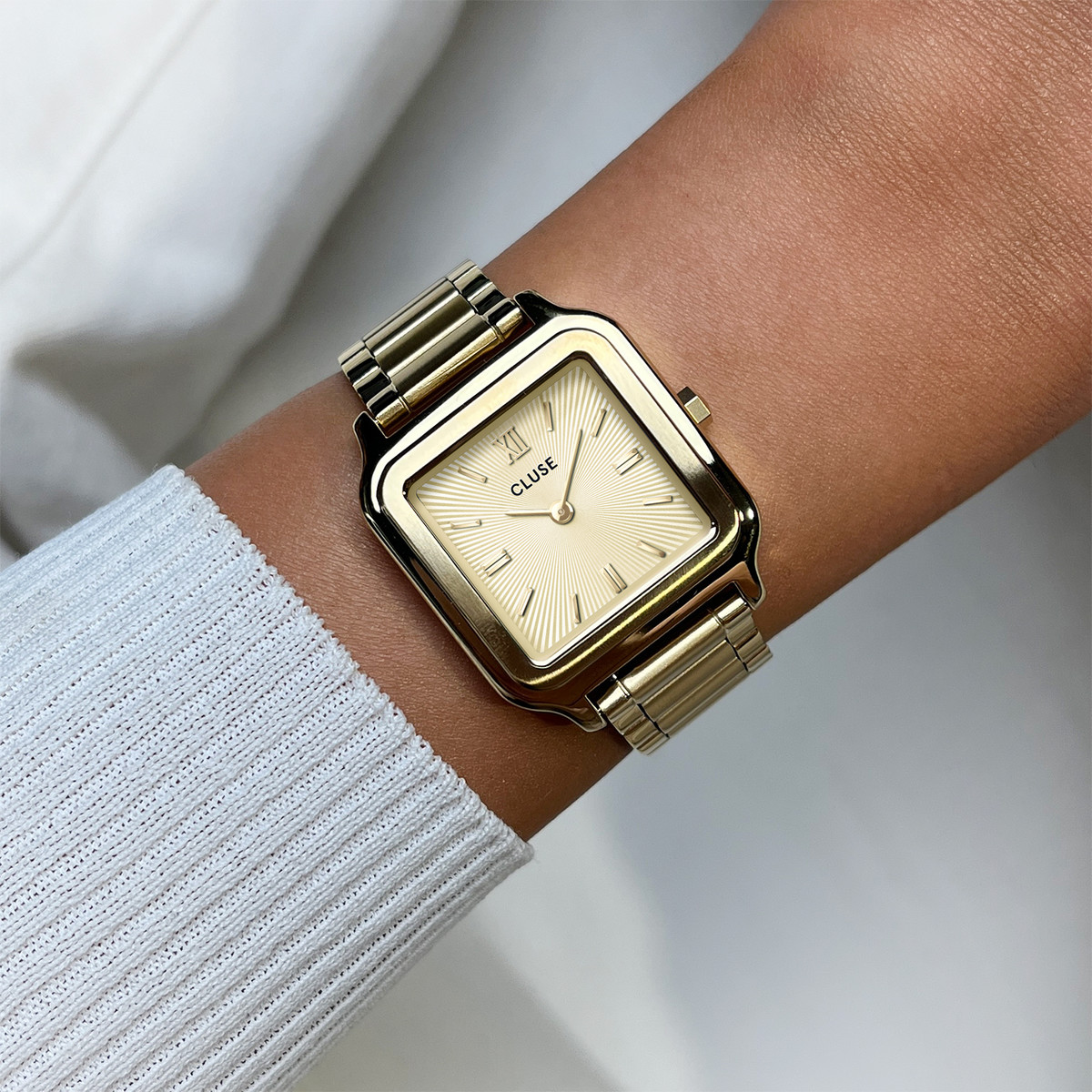 Montre CLUSE GRACIEUSE Femme cadran doré bracelet acier inoxydable doré - vue porté 1