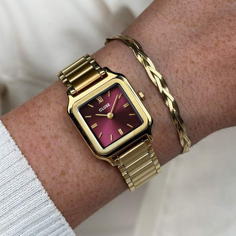 Montre CLUSE BLACK FRIDAY 25 Femme cadran rouge bracelet acier inoxydable doré - vue porté 1