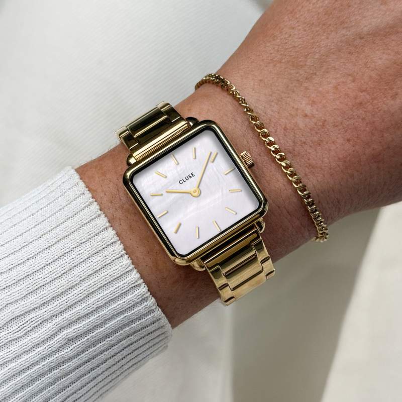 Montre CLUSE BLACK FRIDAY 25 Femme cadran blanc bracelet acier inoxydable doré - vue porté 1