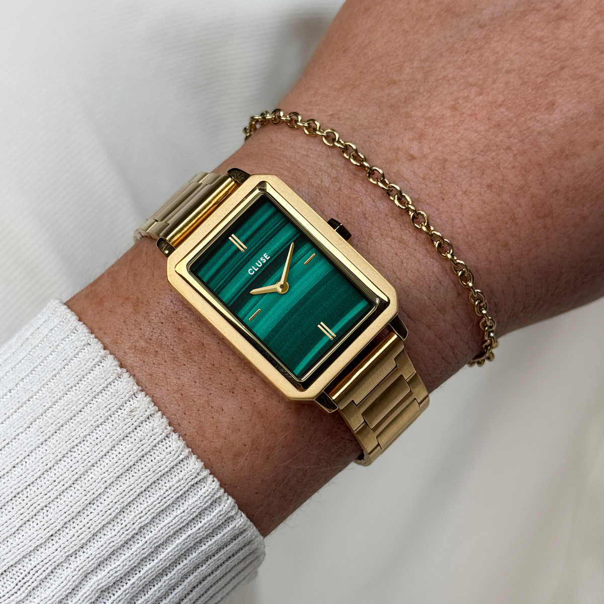 Montre CLUSE BLACK FRIDAY 25 Femme cadran vert bracelet acier inoxydable doré - vue porté 1