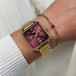Montre CLUSE FESTIVE 25 Femme cadran rouge bracelet acier inoxydable doré - vue porté 1