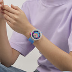 Montre SWATCH neon mixte bracelet silicone bleu - vue porté 1