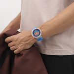 Montre SWATCH neon mixte bracelet silicone bleu - vue porté 2