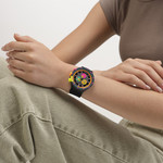Montre SWATCH neon mixte bracelet silicone noir - vue porté 1