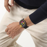 Montre SWATCH neon mixte bracelet silicone noir - vue porté 2