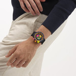 Montre SWATCH neon mixte bracelet silicone noir - vue porté 3