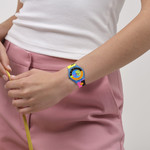 Montre SWATCH neon mixte bracelet silicone jaune - vue porté 1