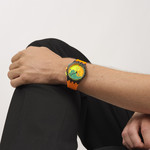 Montre SWATCH neon mixte bracelet silicone orange - vue porté 3