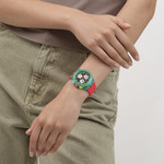 Montre SWATCH neon mixte bracelet silicone rouge - vue porté 1