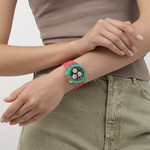 Montre SWATCH neon mixte bracelet silicone rouge - vue porté 2