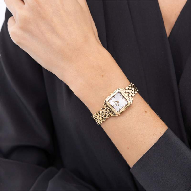 Montre BOSS modern classic femme bracelet acier inoxydable doré jaune - vue porté 1