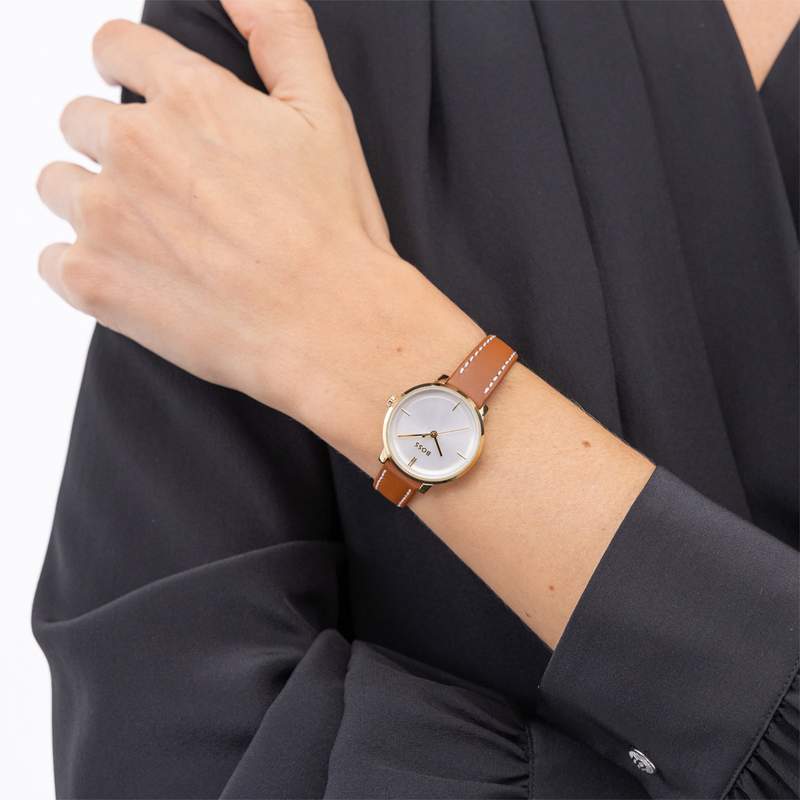 Montre BOSS modern classic femme bracelet cuir marron clair - vue porté 1
