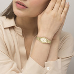 Montre LACOSTE parisienne femme bracelet acier inoxydable doré jaune - vue porté 1