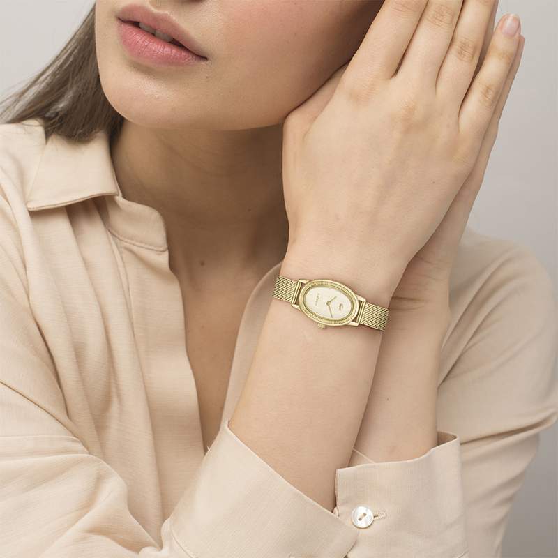 Montre LACOSTE parisienne femme bracelet acier inoxydable doré jaune - vue porté 1