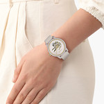 Montre LACOSTE.12.12 automatique femme automatique, bracelet cuir blanc - vue porté 1