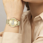 Montre LACOSTE crocodelle femme bracelet acier inoxydable doré jaune - vue porté 1