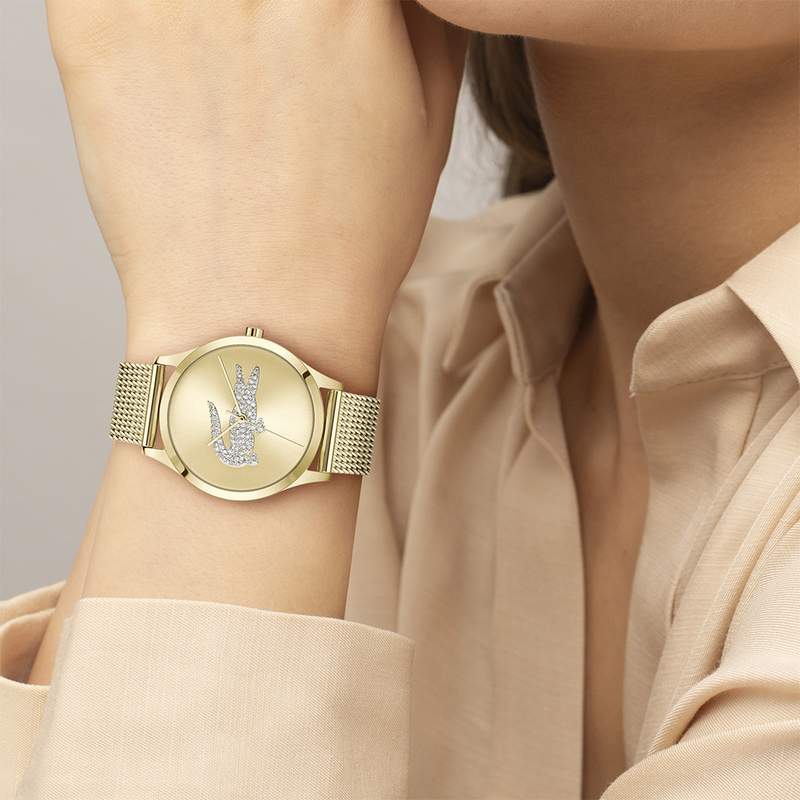 Montre LACOSTE crocodelle femme bracelet acier inoxydable doré jaune - vue porté 1