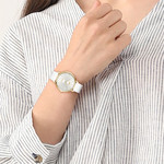 Montre LACOSTE crocorigin femme bracelet silicone blanc - vue porté 1