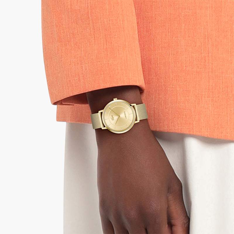 Montre LACOSTE crocorigin femme bracelet acier inoxydable doré jaune - vue porté 1