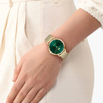 Montre LACOSTE crocorigin femme bracelet acier inoxydable doré jaune - vue porté 1