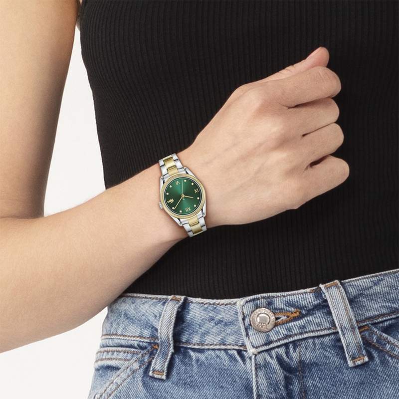 Montre LACOSTE parisienne femme bracelet acier inoxydable bicolore jaune - vue porté 1