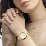 Montre FESTINA FESTINA swiss made femme bracelet acier inoxydable doré - vue porté 1