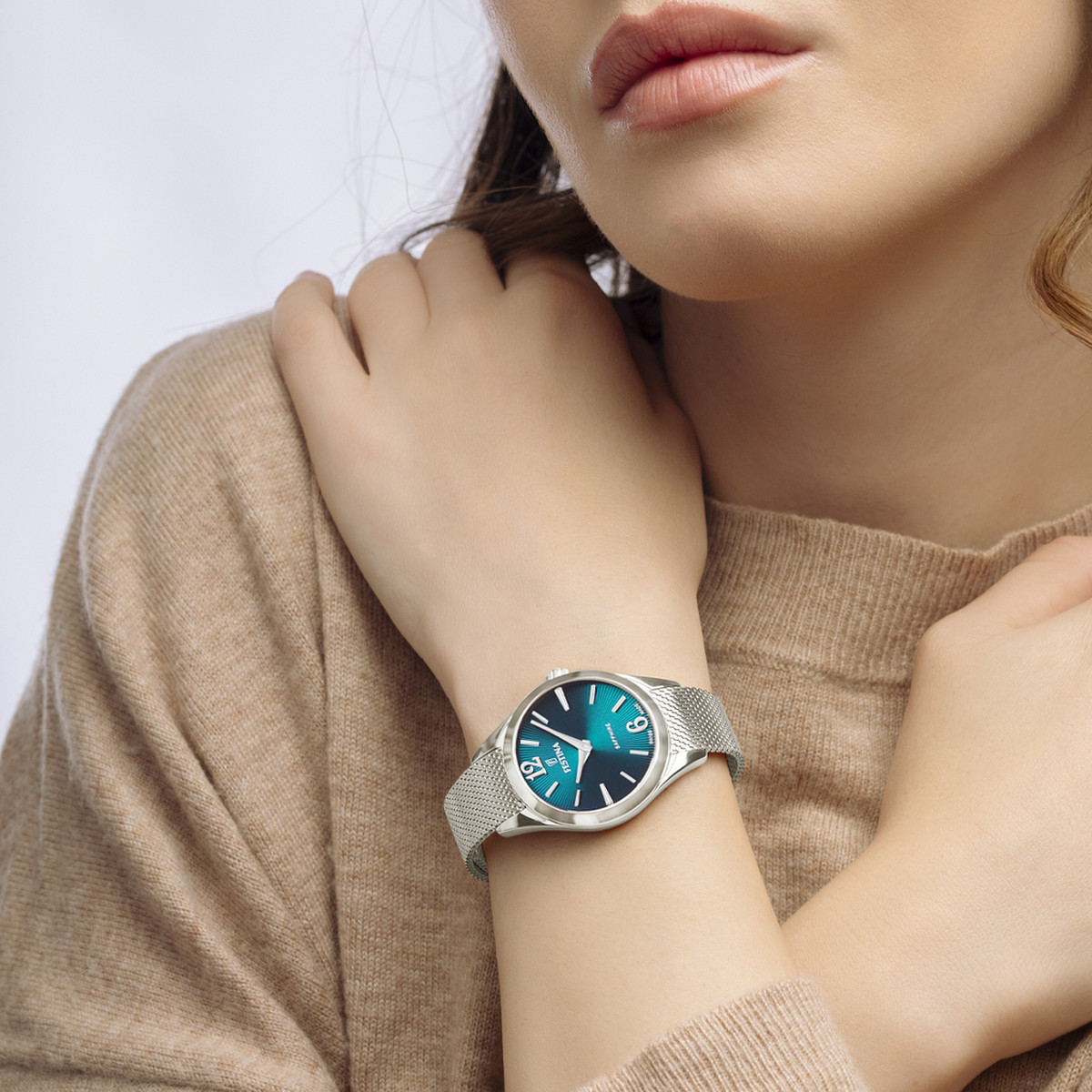 Montre FESTINA swiss made femme bracelet acier inoxydable - vue porté 1